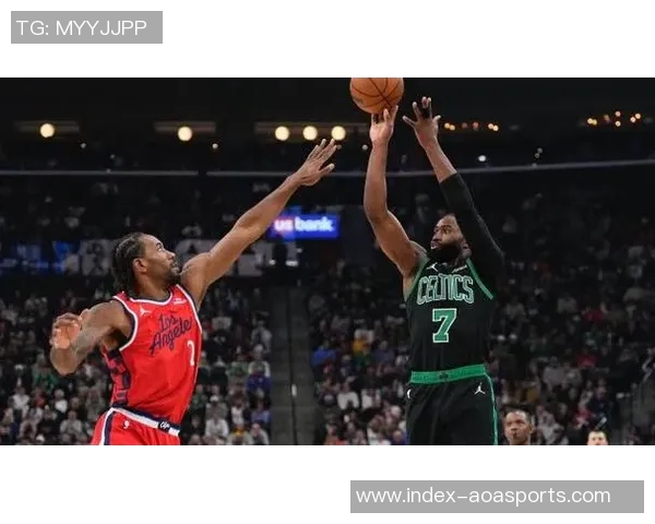 杰伦布朗主动请缨防守小卡马祖拉称赞其斗志与硬气 杰伦布朗主动请缨防守小卡马祖拉称赞其斗志与硬气