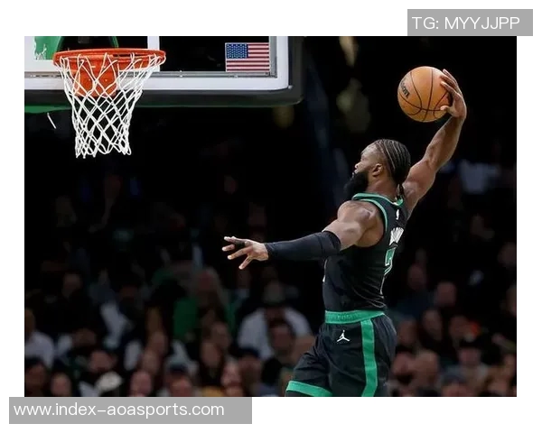 杰伦布朗全能表现15投6中斩获25分8篮板7助攻罚球命中率高达92